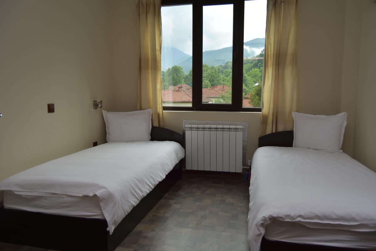 Family Hotel Balkana Априлці Екстер'єр фото