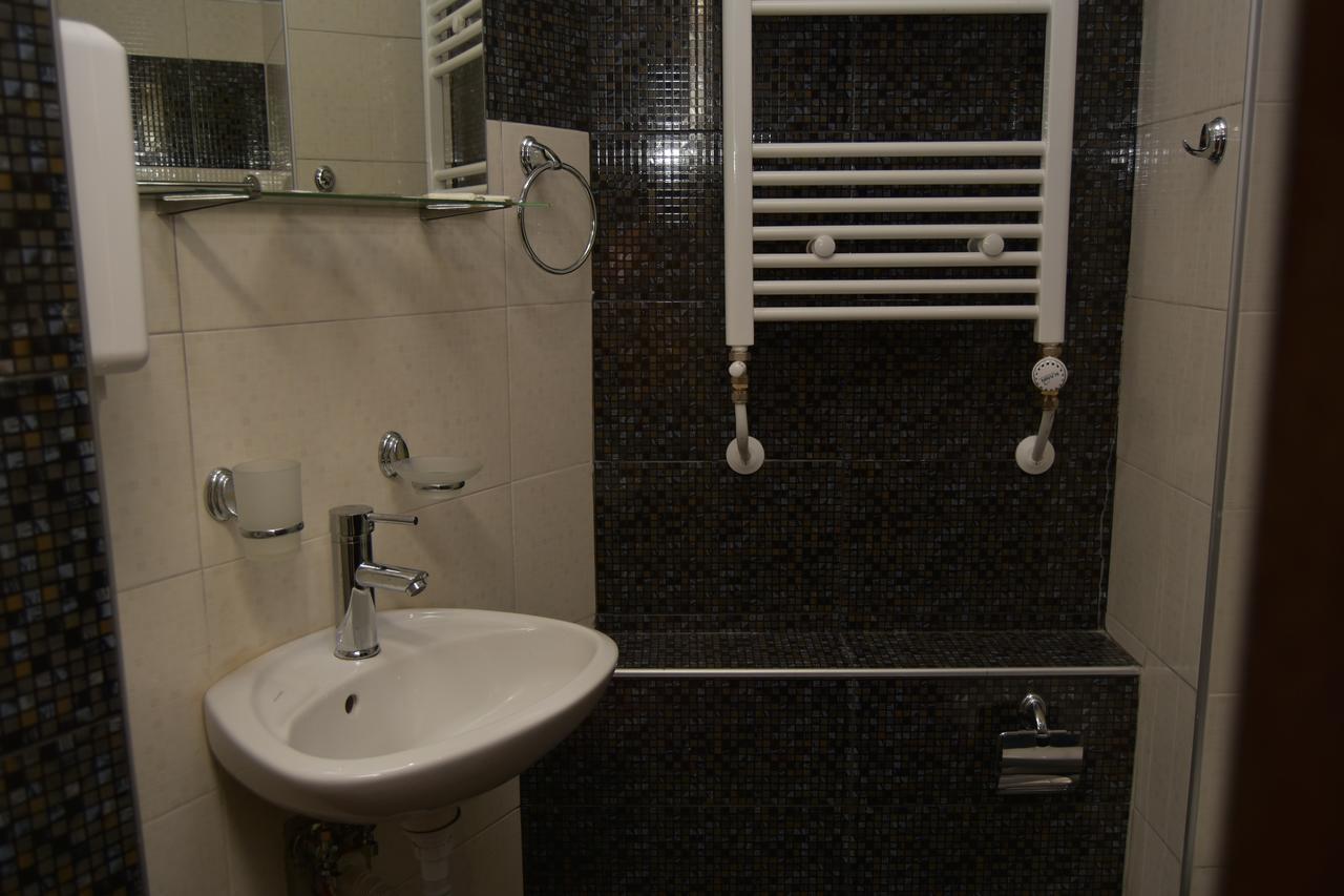 Family Hotel Balkana Априлці Екстер'єр фото