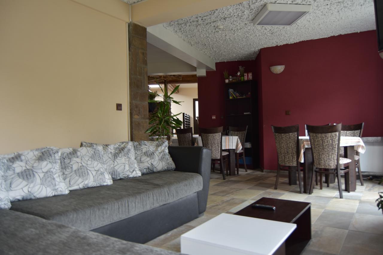 Family Hotel Balkana Априлці Екстер'єр фото